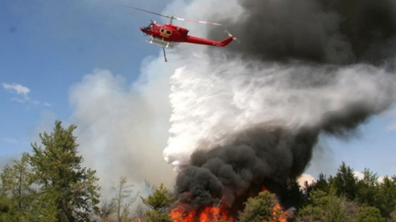 Yangına müdahale eden helikopter düştü