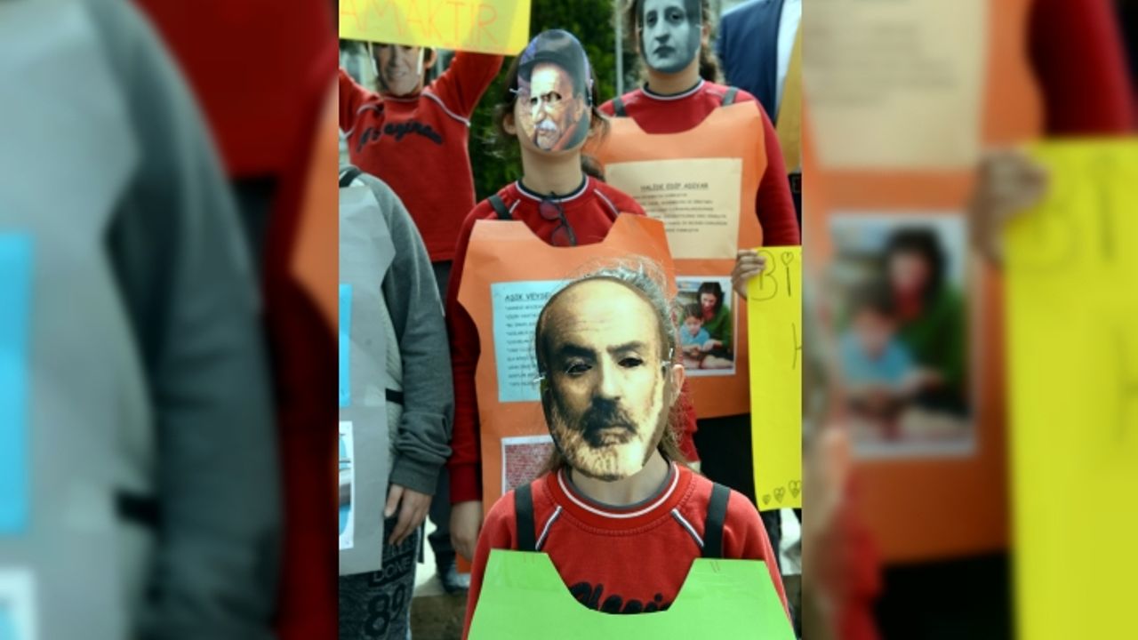 Öğrenciler ünlü edebiyatçıların maskeleriyle yürüdü