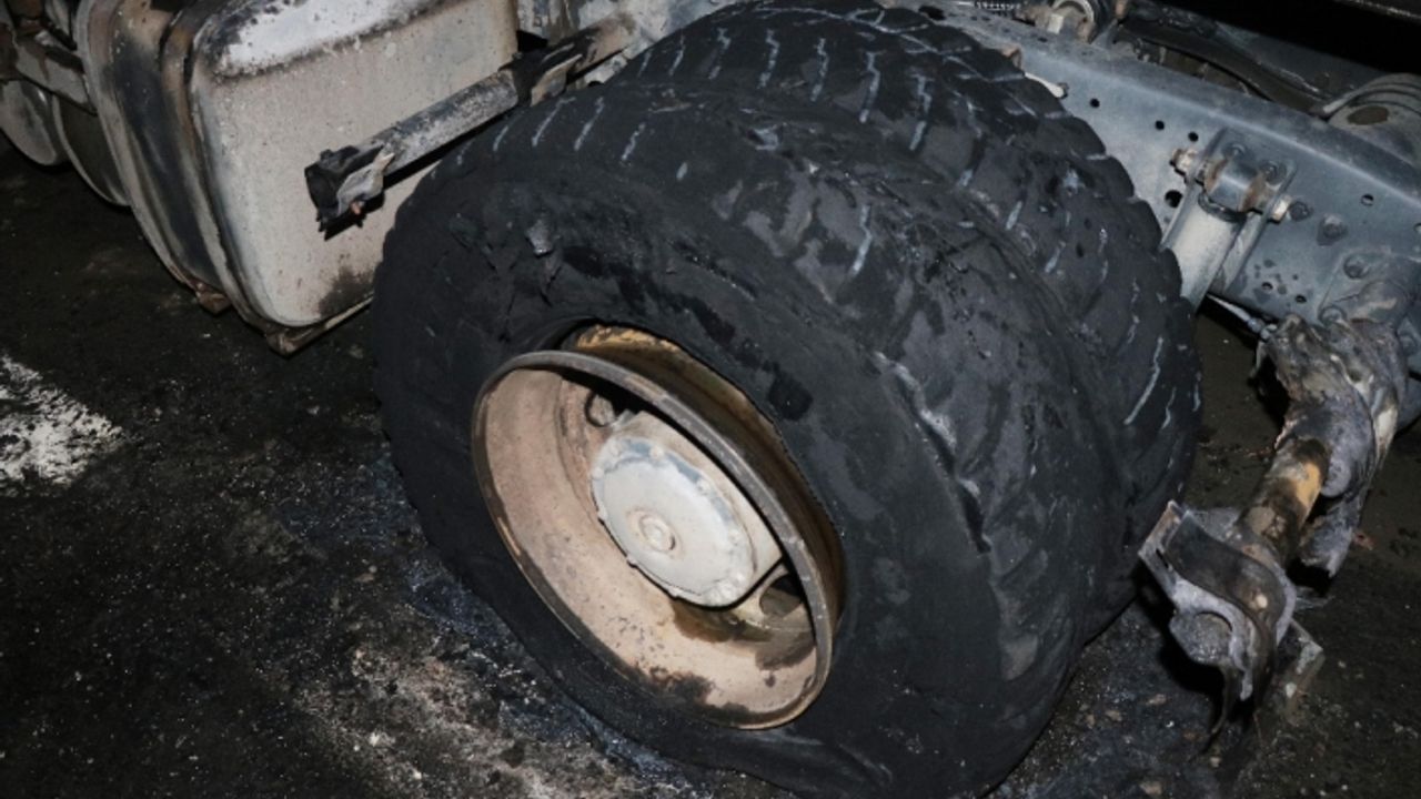 TEM’de kamyonun tekerleği patladı: Trafik kilitlendi