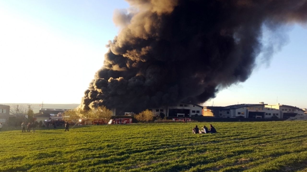 Hadımköy’deki fabrika yangını 9 saattir devam ediyor