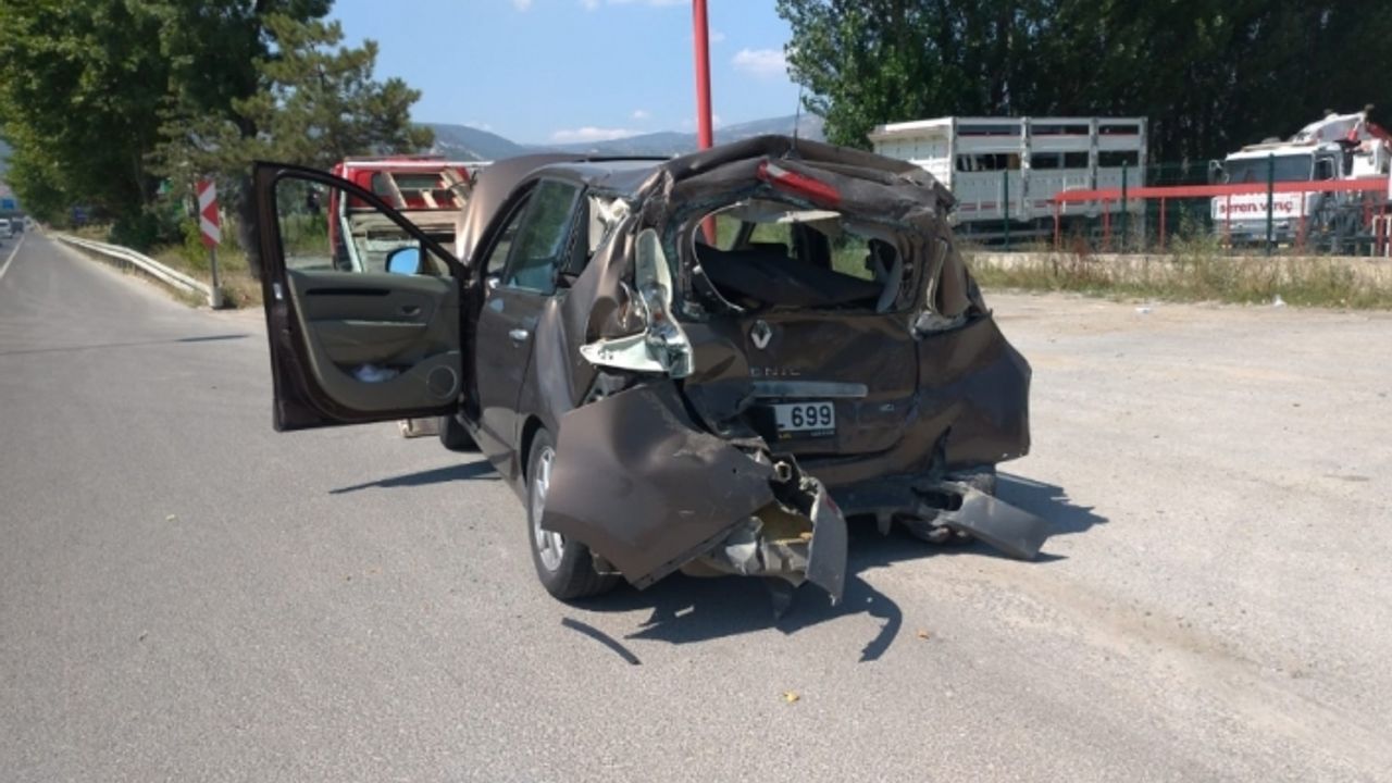Kütahya’da kamyon otomobile çarptı: 4 yaralı