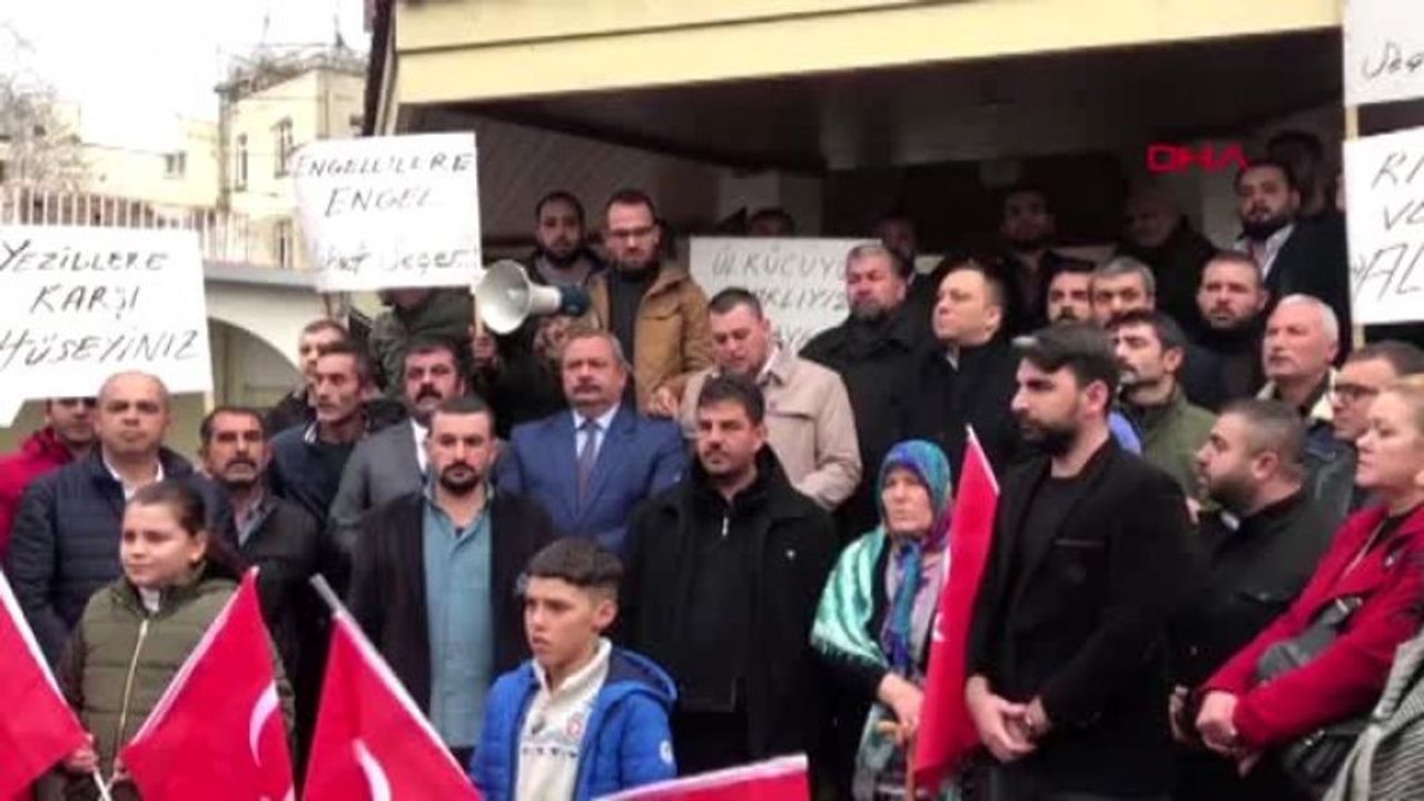 Yüzlerce ülkücü CHP'li  Vahap Seçer'i protesto etti
