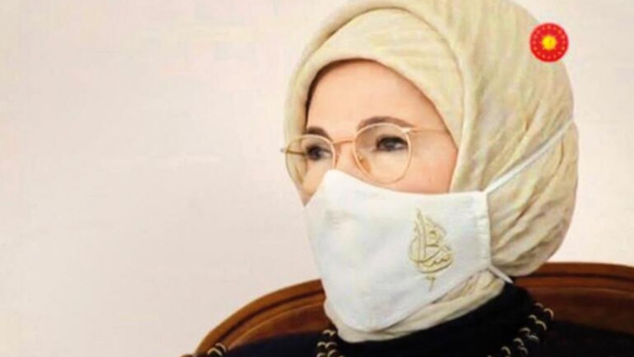 Emine Erdoğan’ın maskesinde ne yazıyor