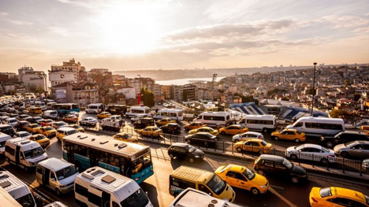 İstanbul'da hafta sonu sokağa çıkma yasağı öncesi daha bu saate trafik felç