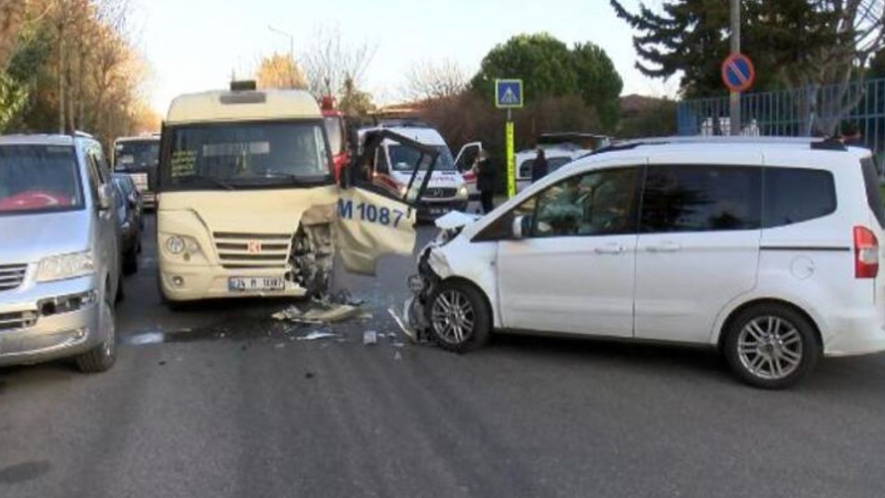 Bakırköy'de yolcu minibüsü ile polis aracı kafa kafaya çarpıştı