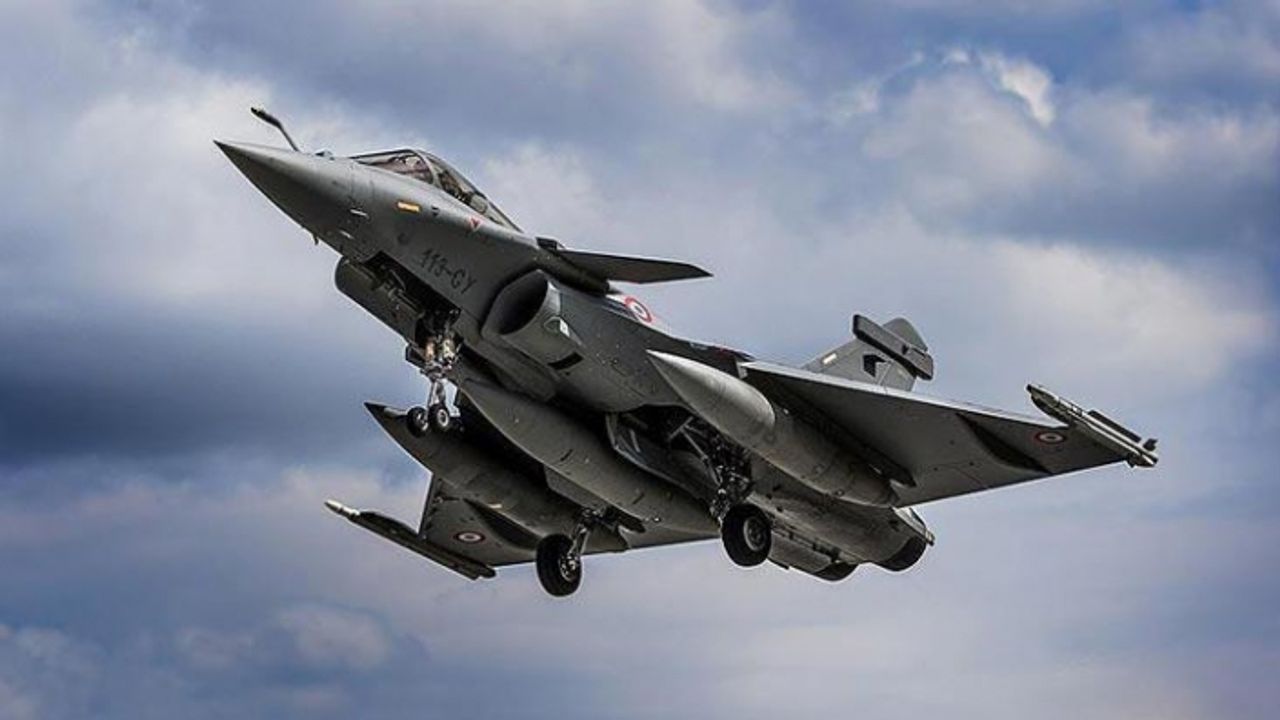 Mısır, Fransa’dan 30 savaş uçağı almak için anlaşma imzaladı