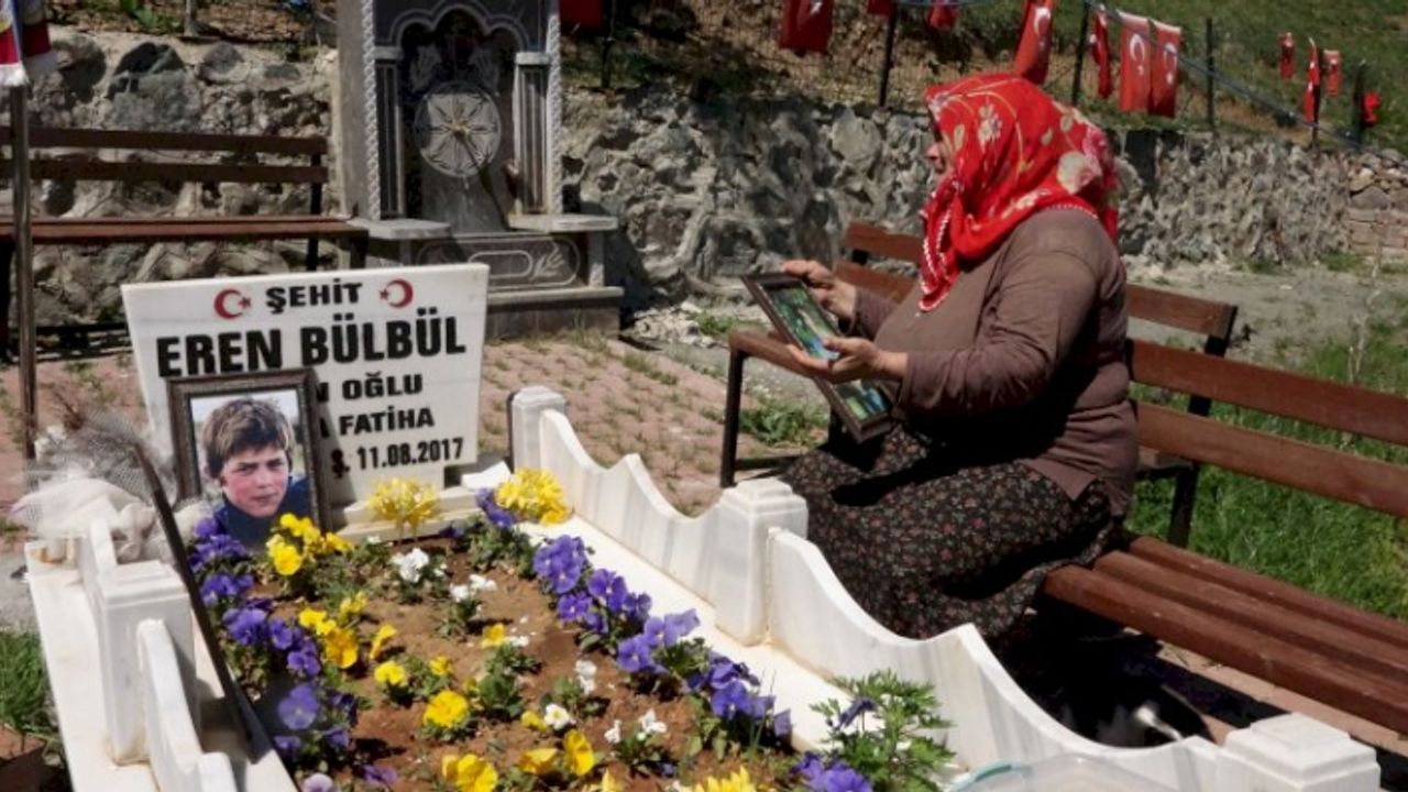 Şehit Eren Bülbül'ün annesi "Eren'im, harçlığı olmadığı için çiçek alıp, getiremezdi"