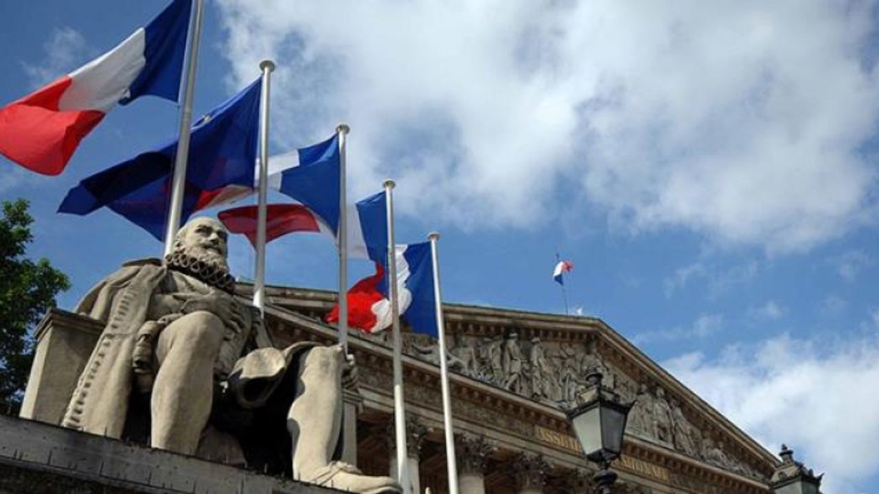 Fransa'da, Müslümanların ötekileştirildiği gerekçesiyle eleştirilen tasarı yasalaştı