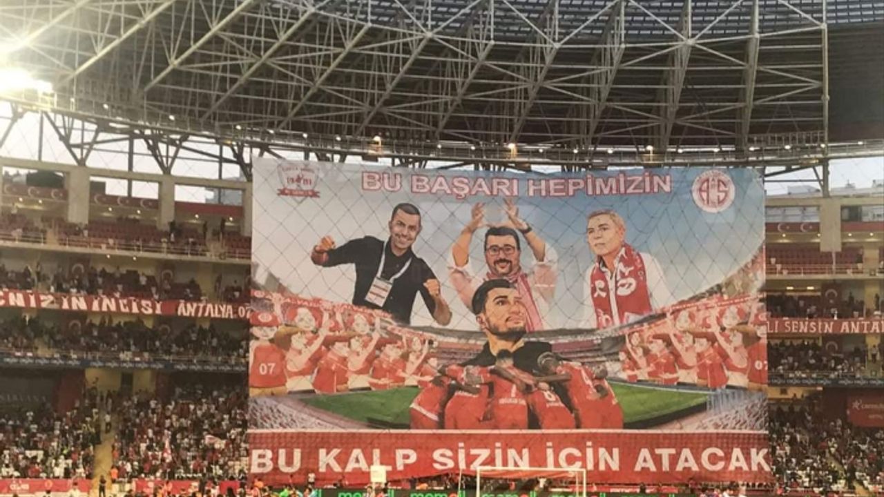 Bu pankart Antalyaspor yönetimini böldü! İstifalar bekleniyor!