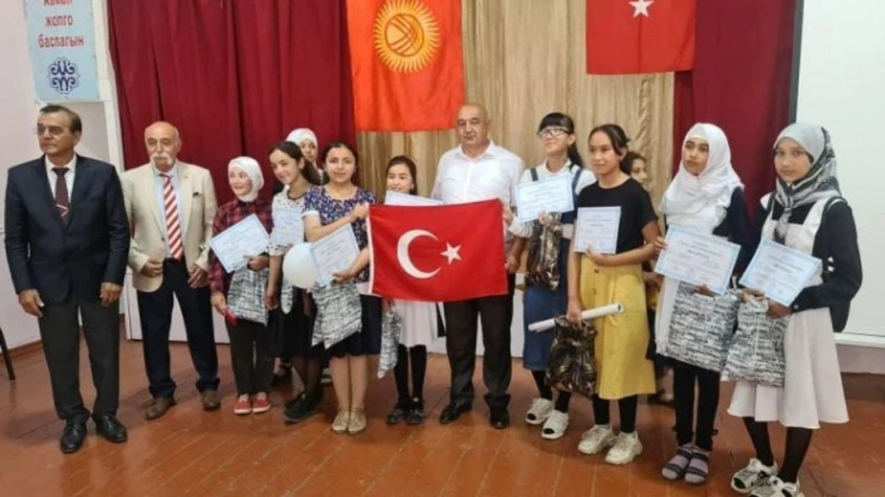 Andımızı AKP Türkiye’de kaldırdı, Kırgızistan’daki Göktürklerin torunları okumaya başladı!