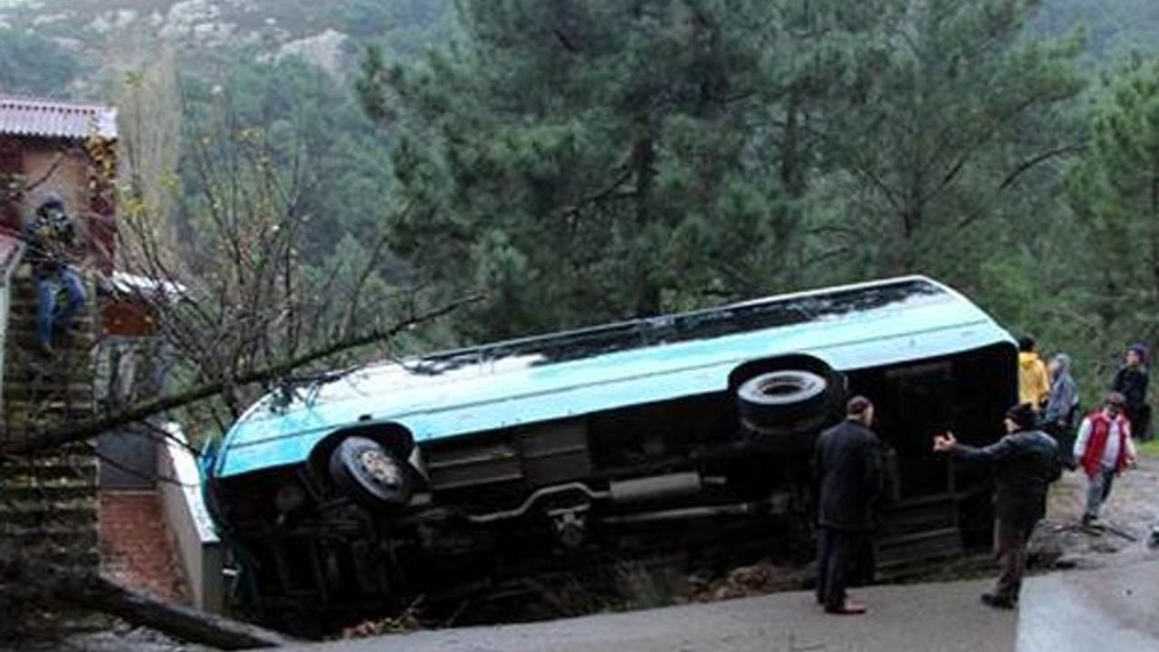 Kartal'da özel halk otobüsü devrildi: 1 yaralı