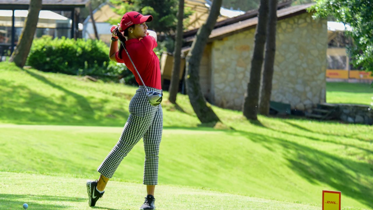 Hülya Avşar’ın kızı golf turnuvasını yaktı geçti