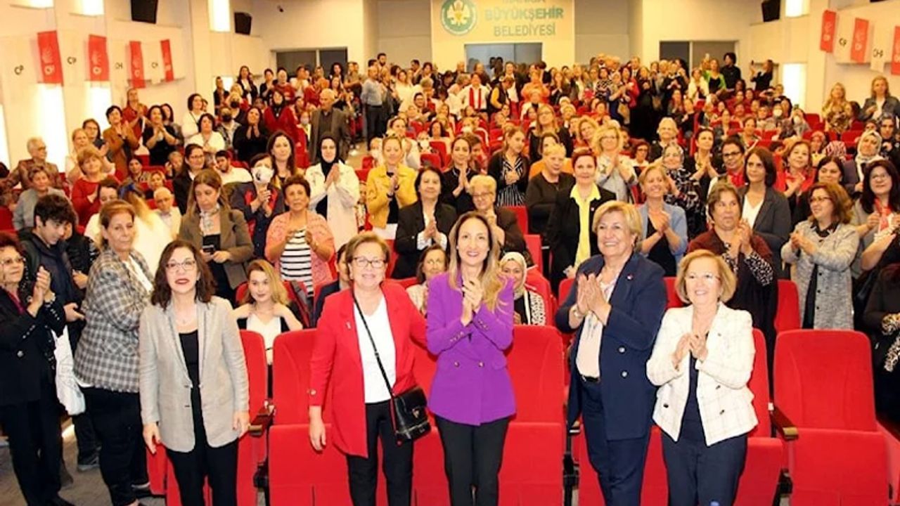 AKP'ye üye olduğunu bilmeyen 200 kadın istifa edip CHP'ye katıldı