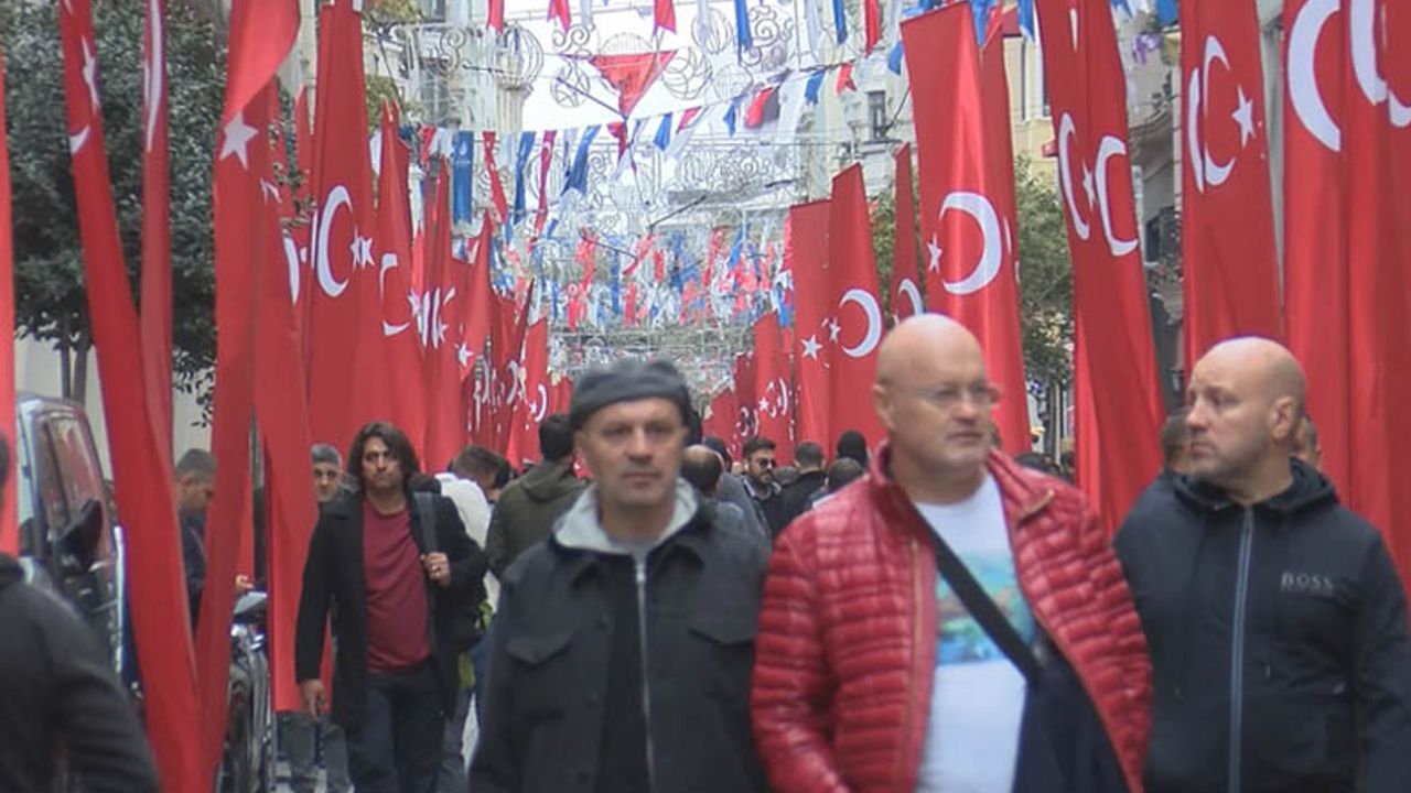 İstiklal Caddesi bayraklarla donandı