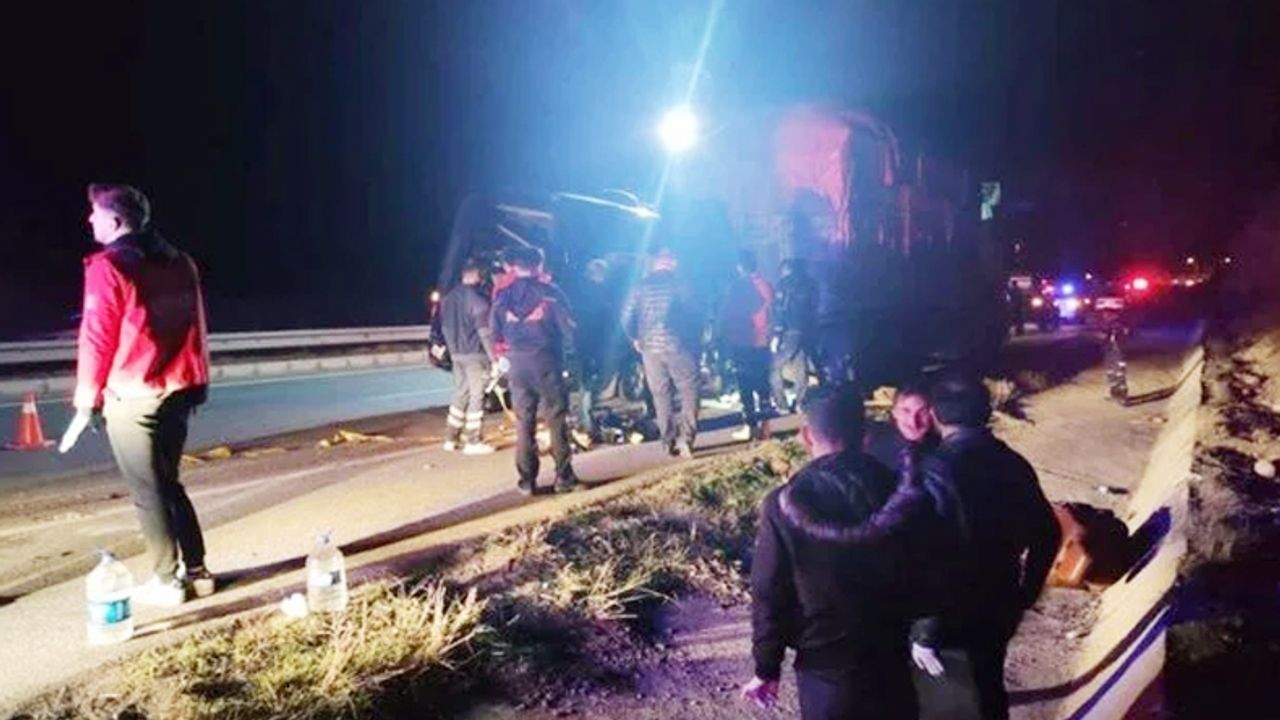 Tiyatro oyuncularını taşıyan minibüs kaza yaptı: 3 ölü 8 yaralı