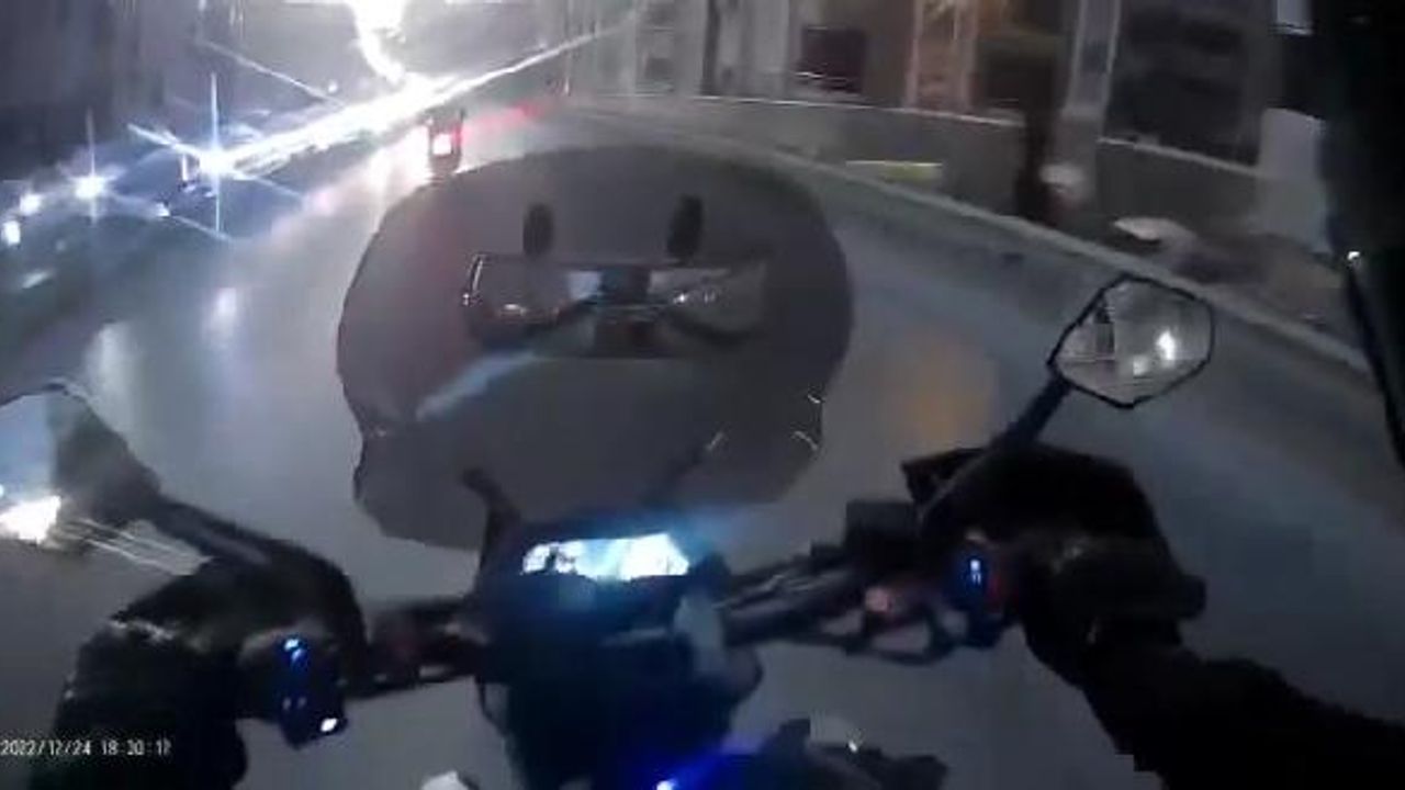 Bayrampaşa'da otomobile çarpan motosikletli ağır yaralandı