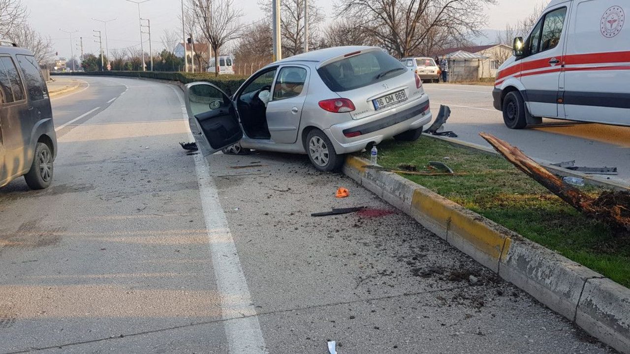 Bursa'da otomobil ile şarjlı motosikletin karıştığı kazada, 2'si çocuk 5 kişi yaralandı
