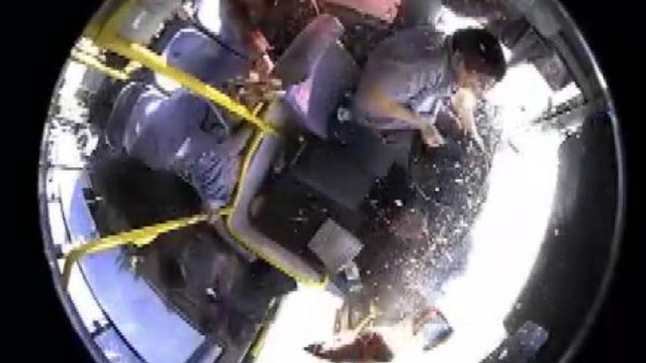 Kahramanmaraş'ta halk otobüsü, aydınlatma direğine çarptı: 12 yaralı