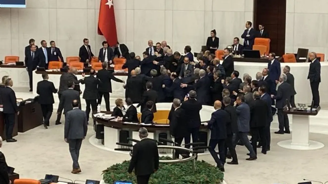 Meclis'te kavga... İYİ Partili vekil kalp masajıyla hayata döndü... Yoğun bakıma alındı