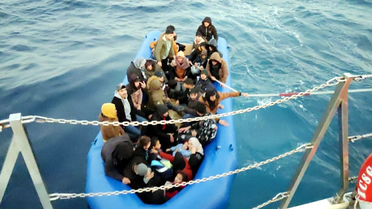 Yunanistan'ın geri ittiği 65 kaçak göçmeni Türkiye kurtardı