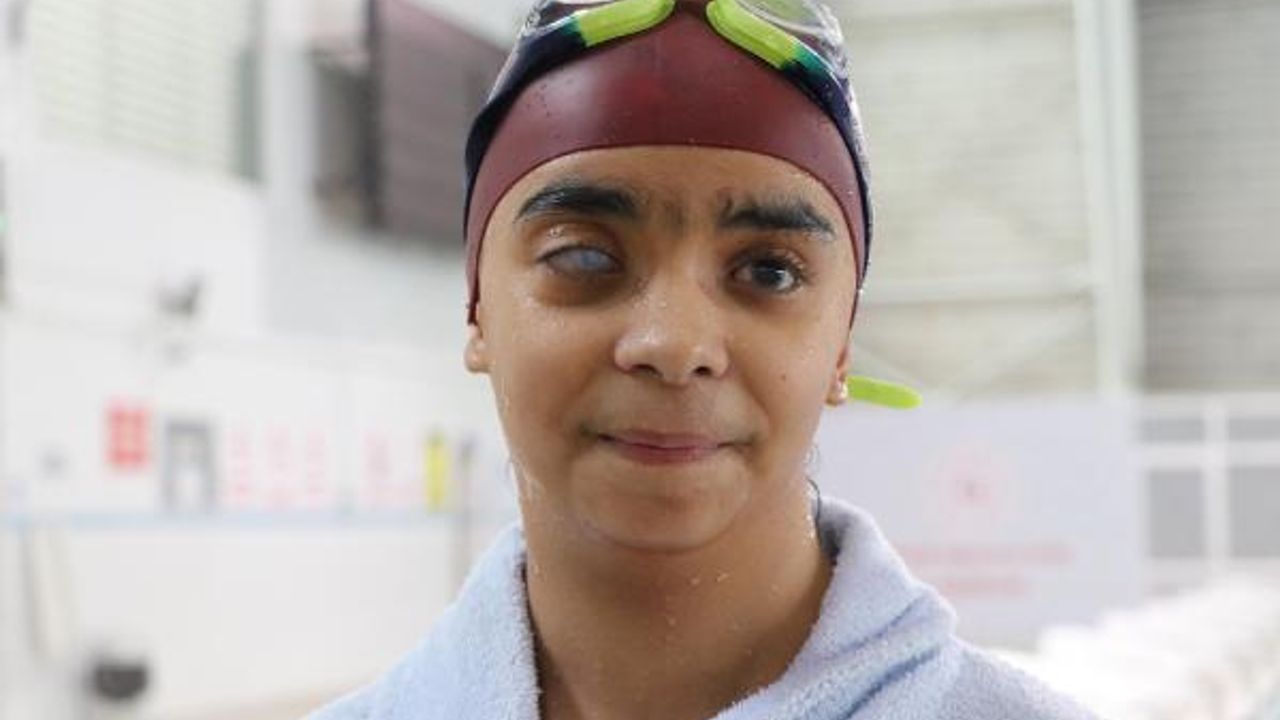 Yüzmede Türkiye Şampiyonu görme engelli Beyza, milli takıma hazırlanıyor