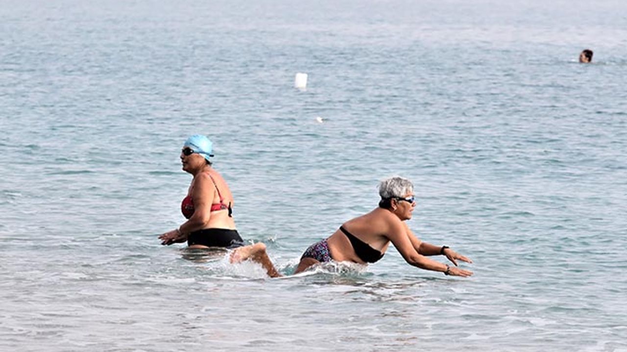 Yabancılar ocak ayında  Antalya'da deniz keyfi yaptı