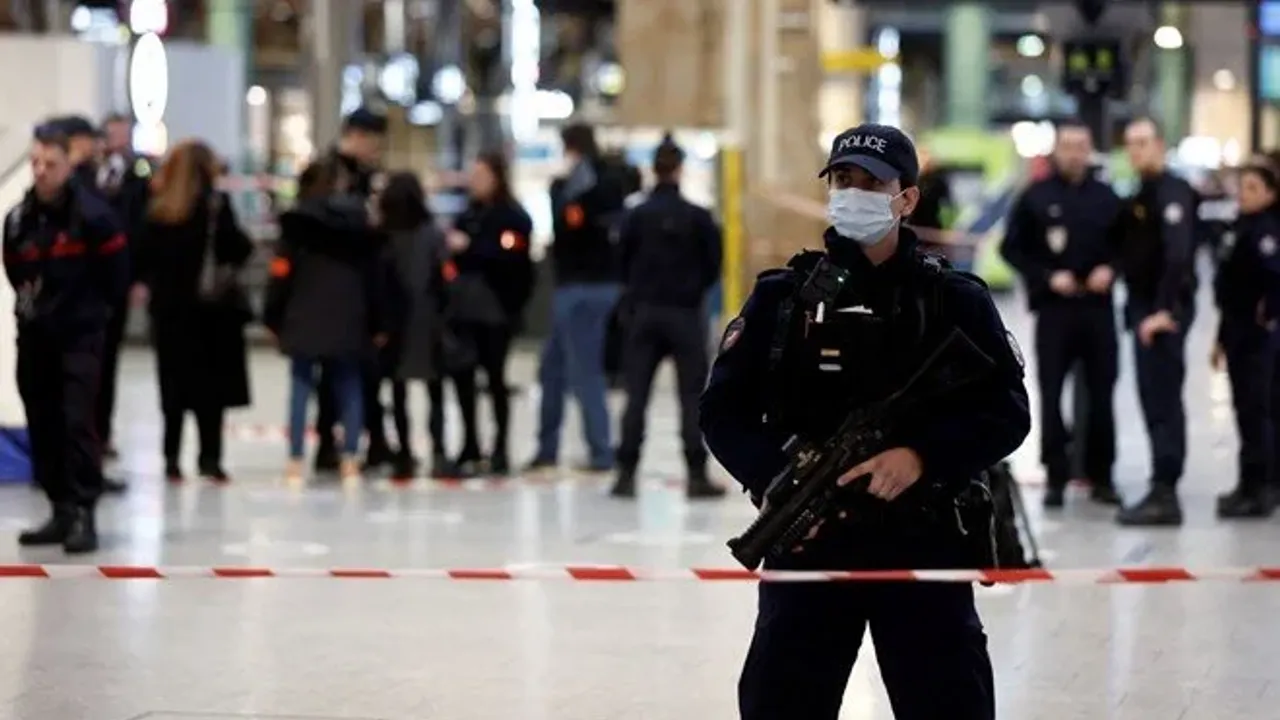 Paris'te bıçaklı saldırgan 6 kişiyi yaraladı