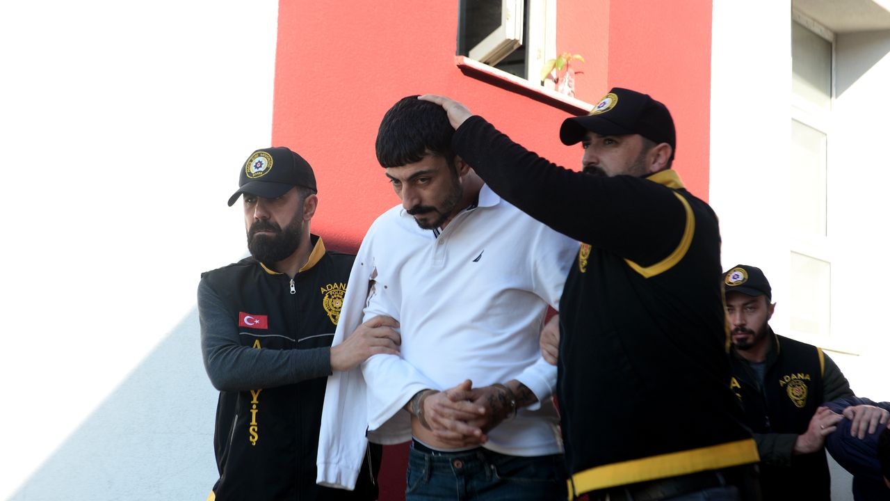 Adana'da polis baskını: 3 kişi tutuklandı