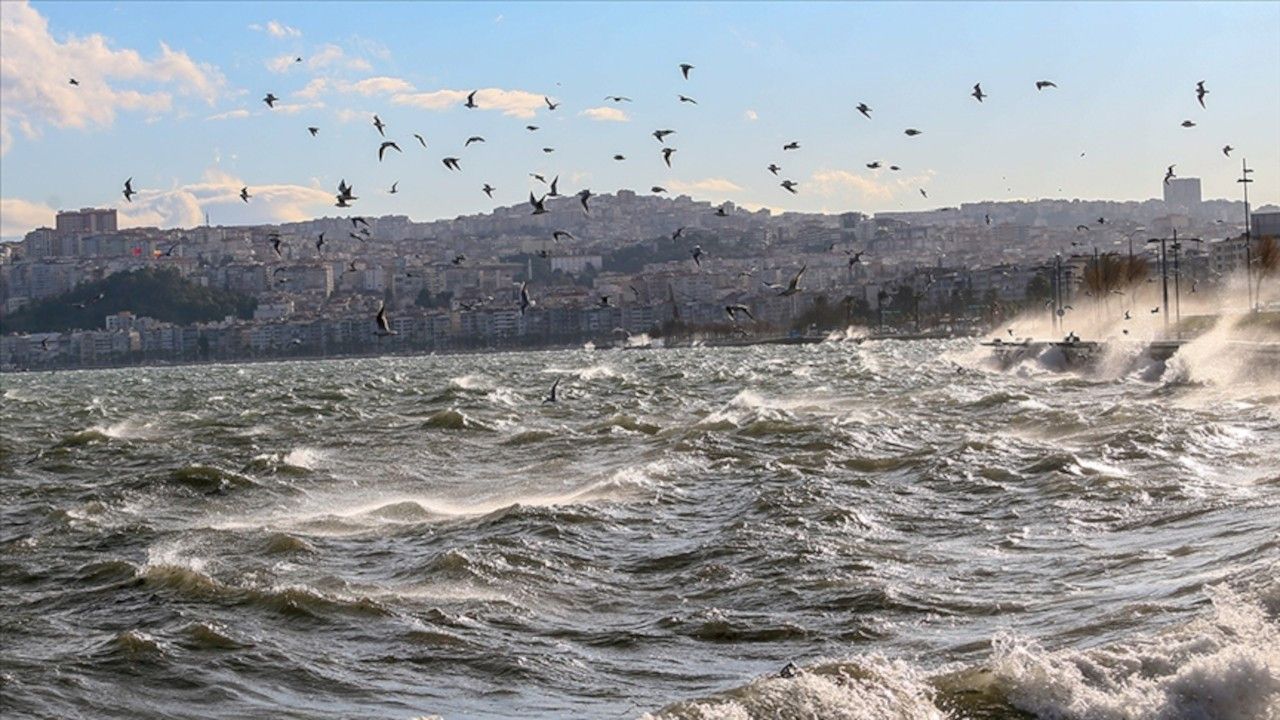 İstanbul'da lodos etkisini sürdürüyor: Vapur seferleri yapılamıyor