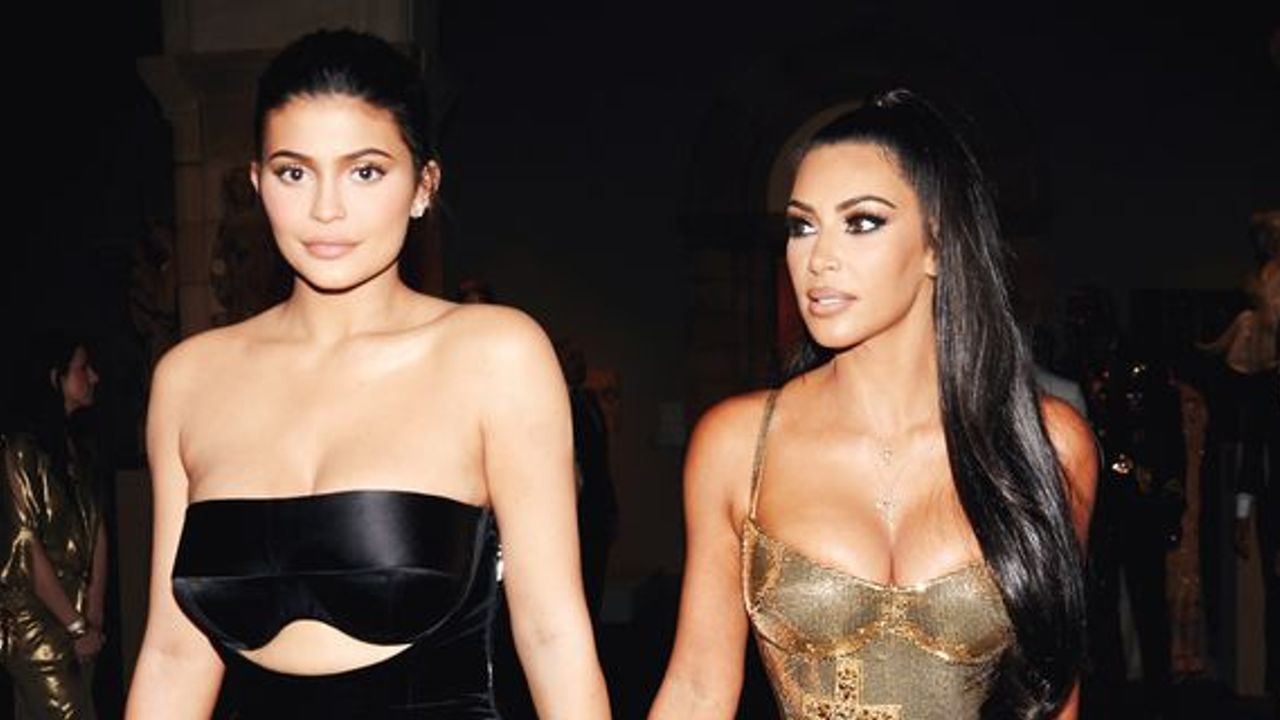Kylie Jenner ve Kim Kardashian’ın “kıyafet” tartışması