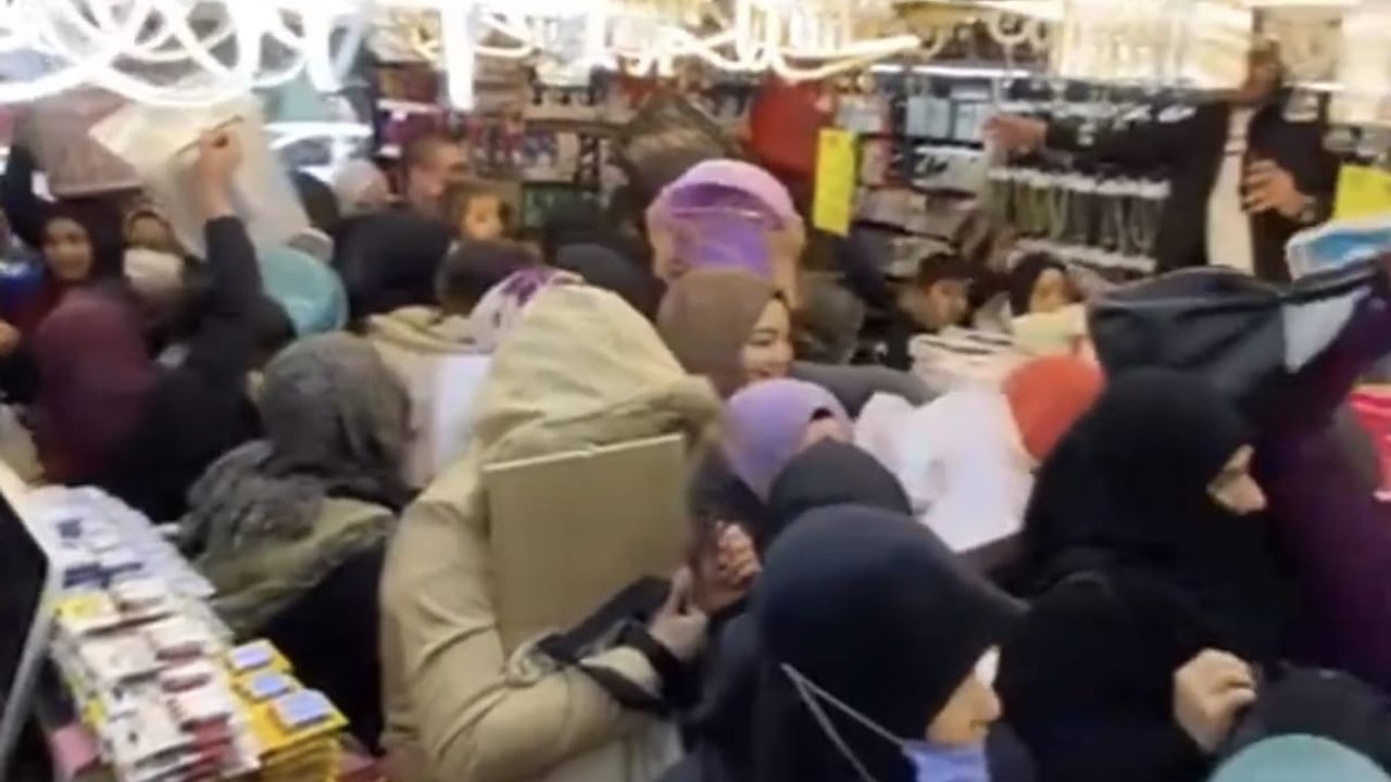 Mağaza açılışında kadınlar birbirini ezdi