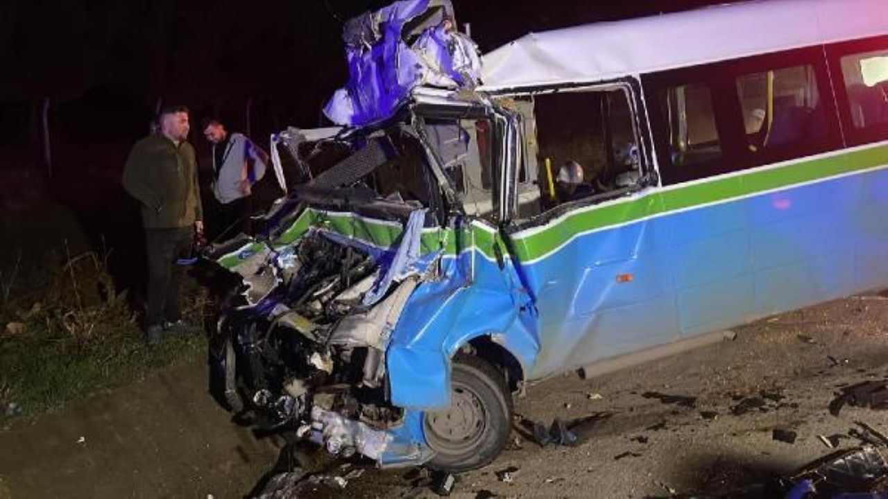TIR'a çarpan minibüs sürücüsü hayatını kaybetti