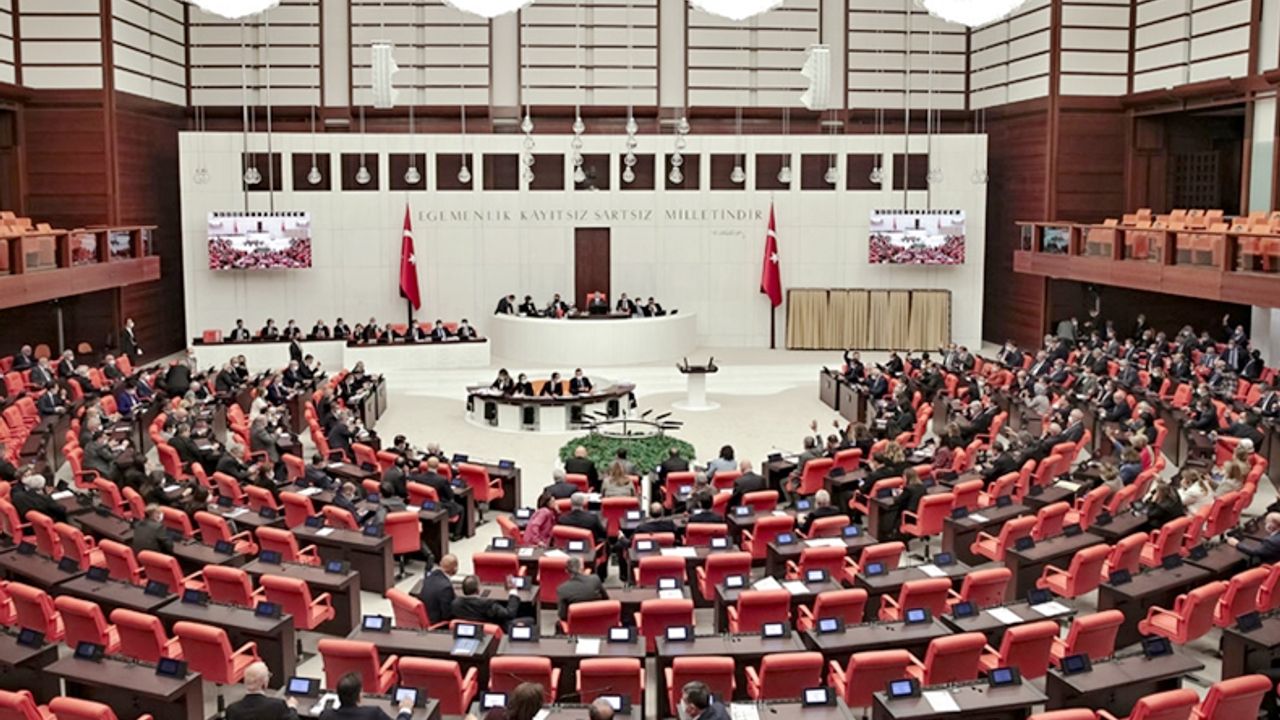 CHP’nin emekli maaşları yükseltilsin talebi AKP ve MHP oylarıyla reddedildi!