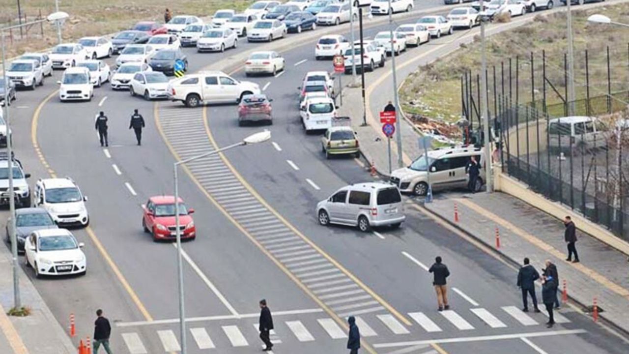 Diyarbakır'da adliye yakınında 'yol ortasındaki araç' polisi alarma geçirdi