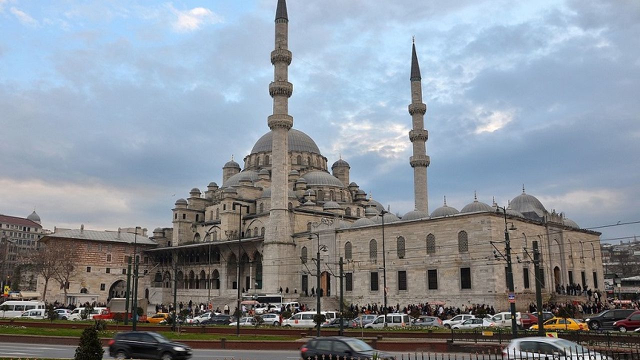 Yeni Camii ziyaretçi akınına uğradı
