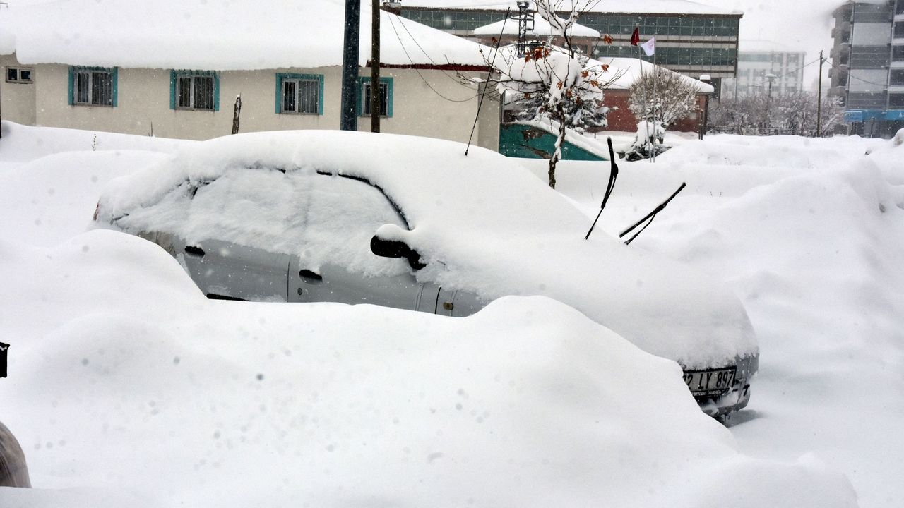 Bitlis'te 82 köy yolu, kardan kapandı