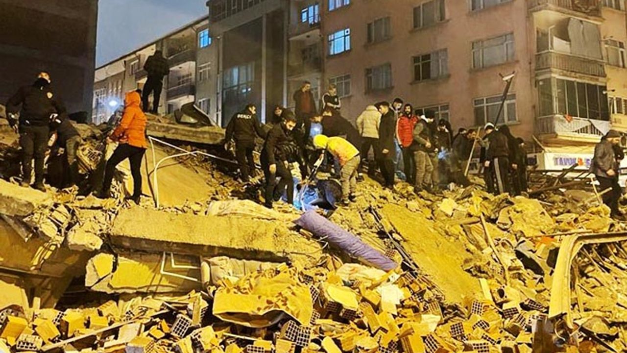 Dünya Türkiye'deki deprem için seferber oldu