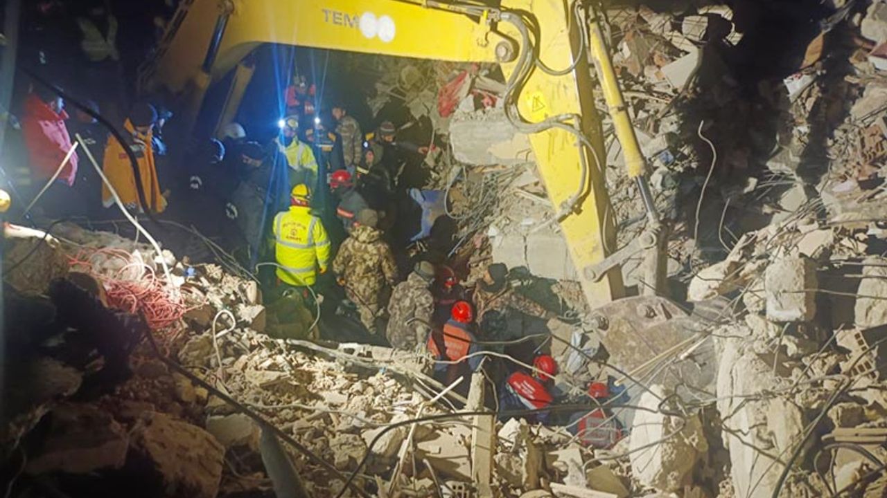 Ekipler depremin 122. saatinde ulaştı ama o hayata tutunamadı