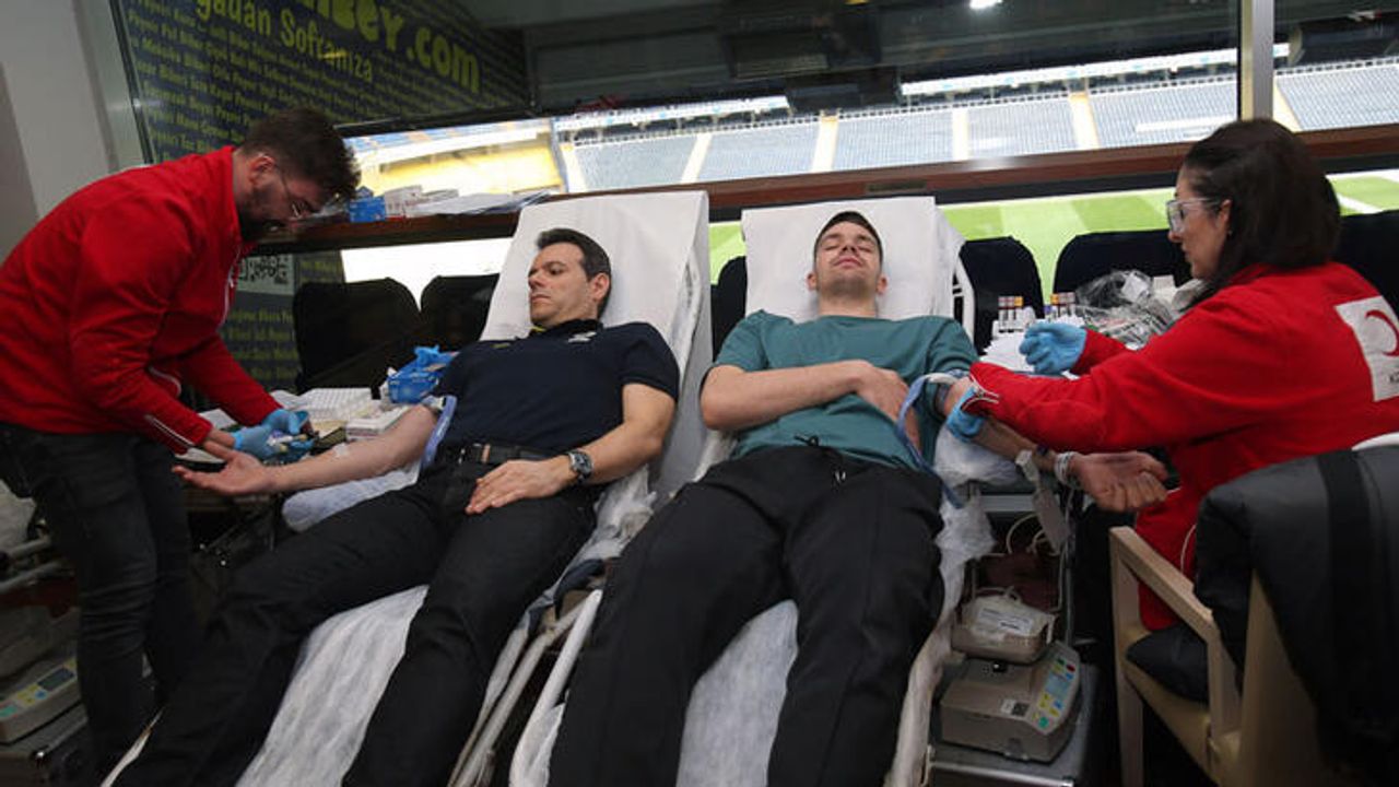 Fenerbahçe'li oyunculardan Kızılay kan bağış kampanyasına destek
