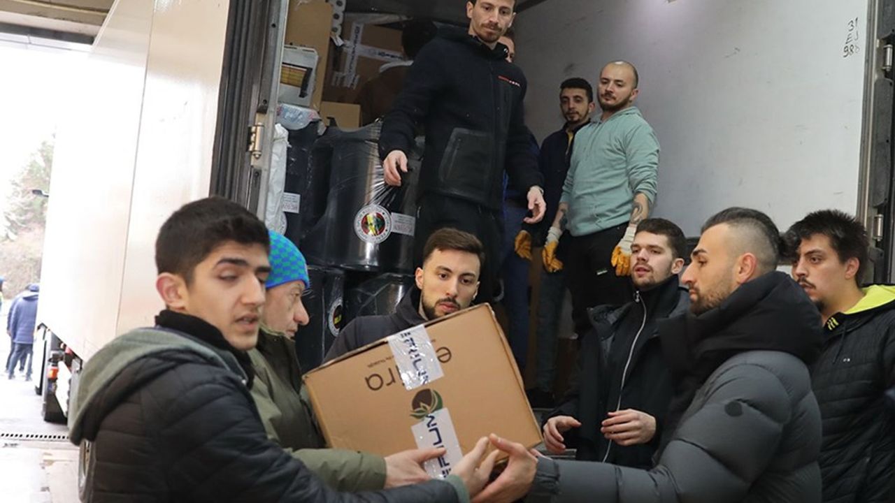 Fenerbahçe'li oyuncular yardım merkezine desteğe gitti
