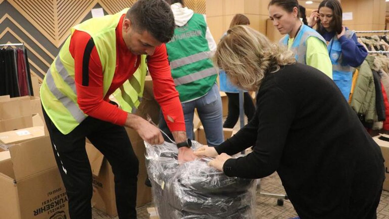Süper Lig hakemi depremzedeler için gönüllü çalışıyor