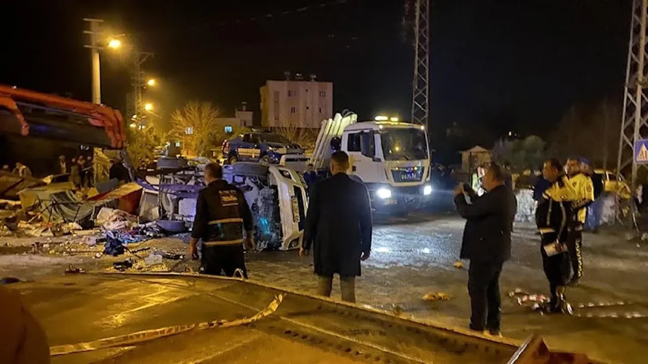 İki kamyon askeri araca çarptı: Ölü ve yaralılar var