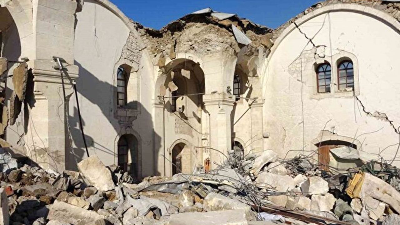 Depremde yıkılan 500 yıllık camiyi AKP'li restore ettirmiş!