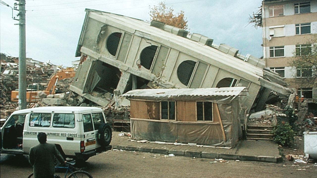 Düzce depreminde yıkılan binanın müteahhitlerinin AKP'deki inanılmaz yükselişi!
