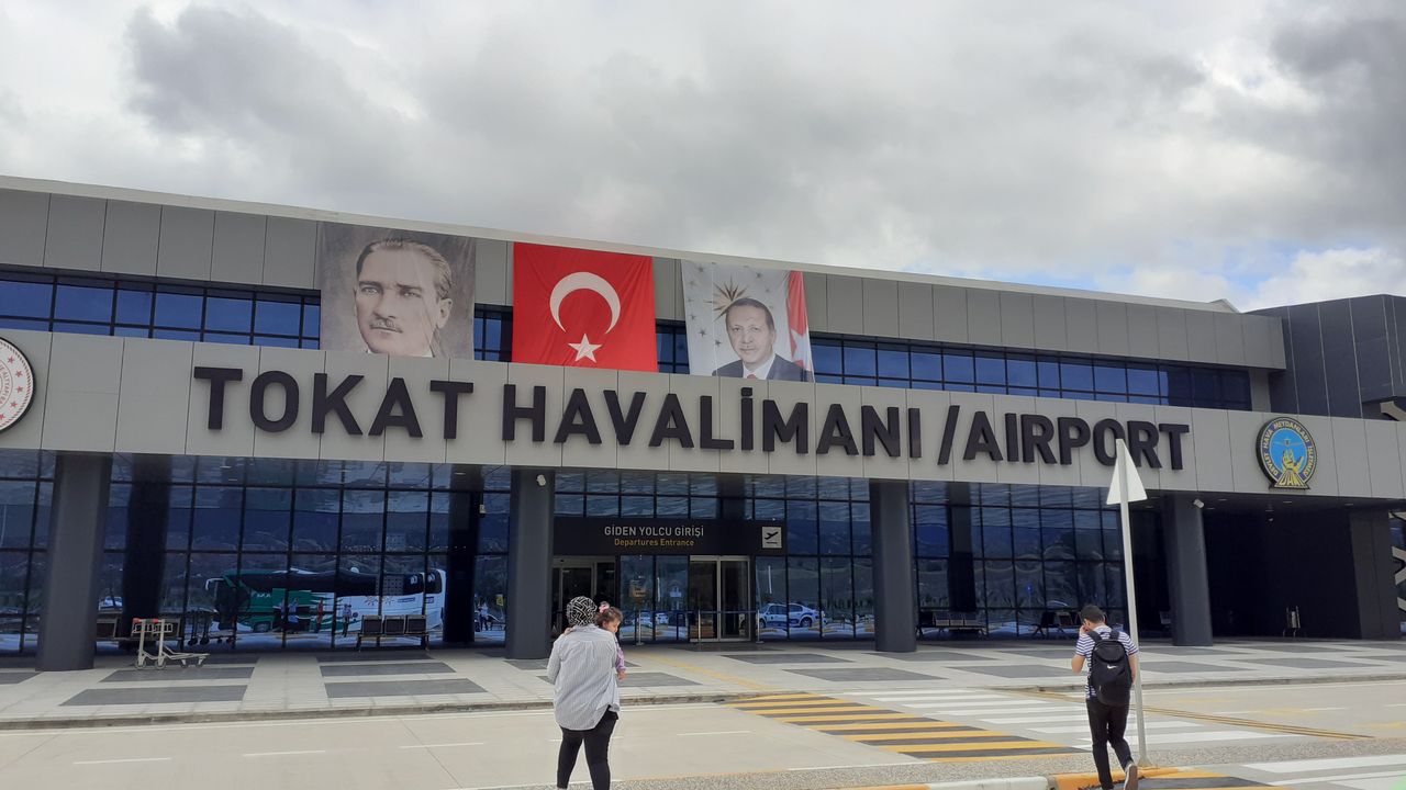 Türkiye'nin "insansız" havaalanlarıyla derdi bitmemişken şimdi de "çatı uçtu"