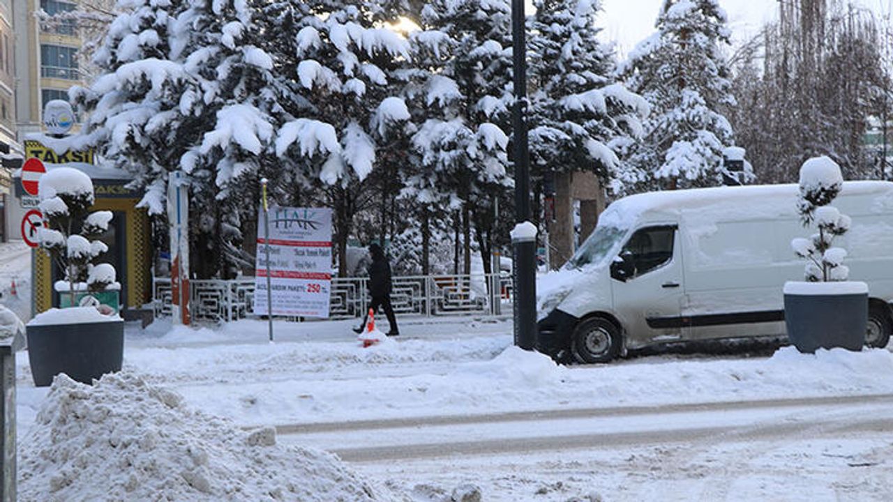 Van'da kar yağışı nedeniyle 67 yerleşim yeri ulaşıma kapandı