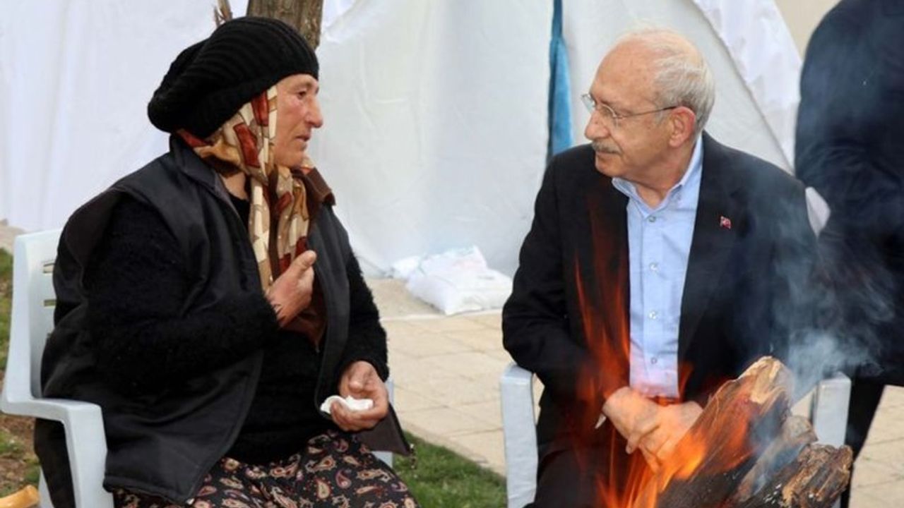 CHP lideri Kılıçdaroğlu geceyi çadırda geçirdi, depremzedelerle görüştü