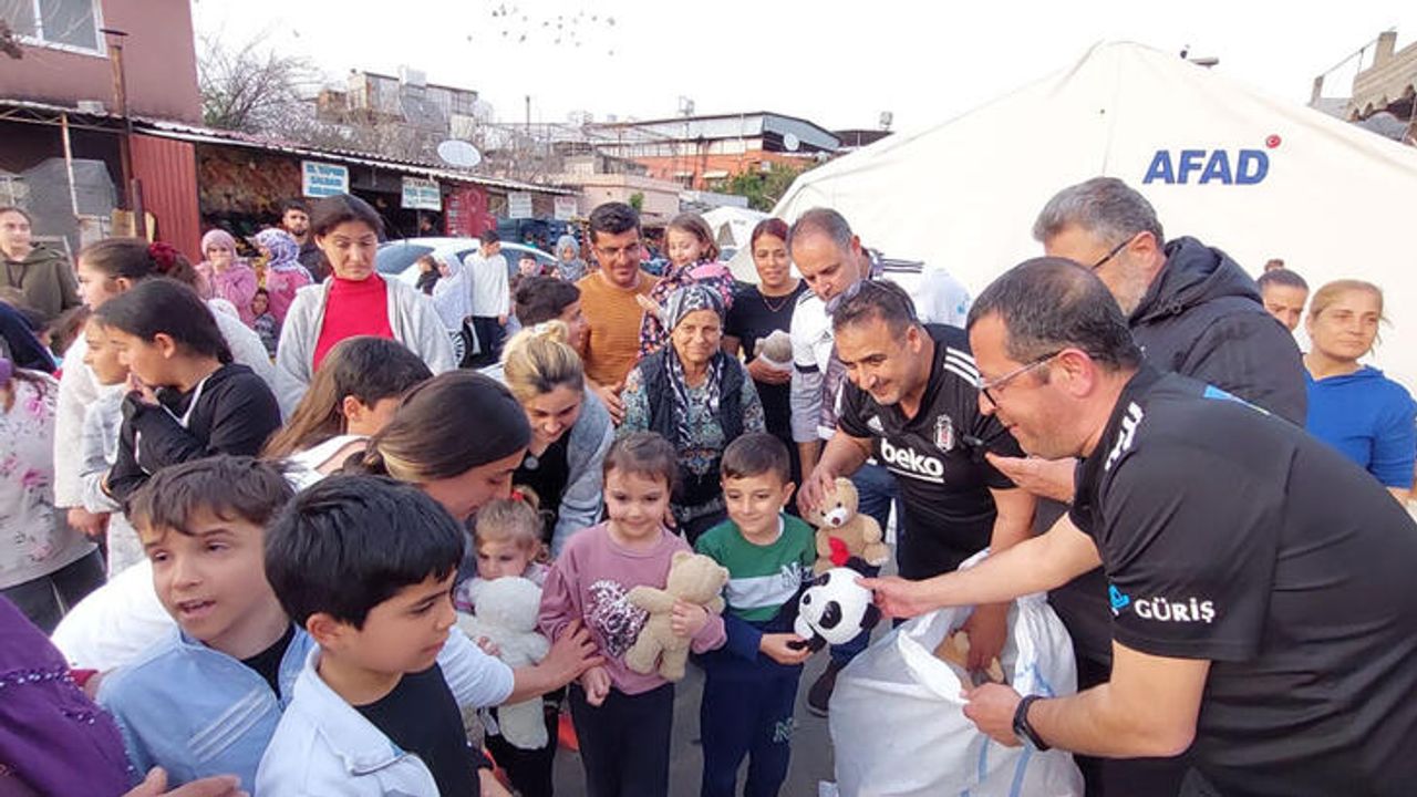 Beşiktaş tribününden atılan oyuncaklar depremzede çocuklara ulaştı
