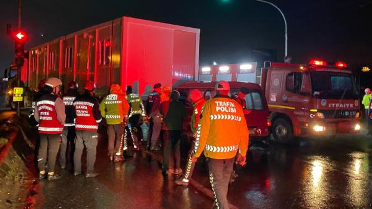 Deprem bölgesine konteyner taşıyan TIR'a minibüs çarptı: 1 ölü, 2 yaralı