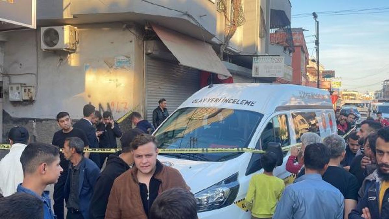 Adana'da sokakta otururken silahlı saldırıya uğrayan baba- oğul, öldü